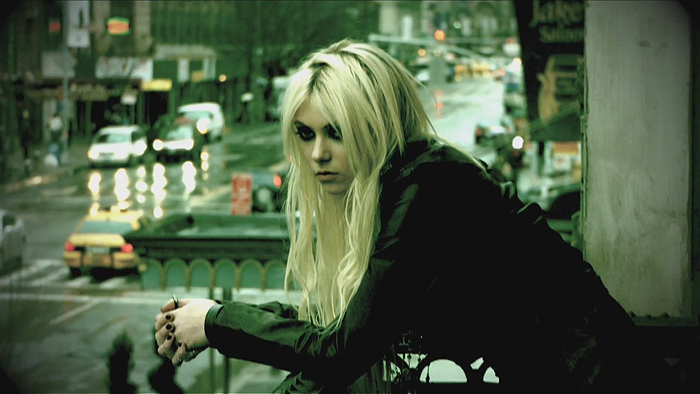 Taylor Momsen balcony photo