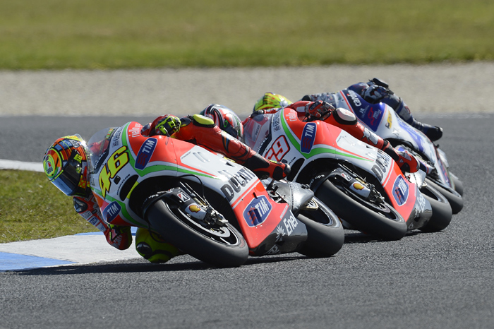 Valentino Rossi, Nicki Hayden  race action photo