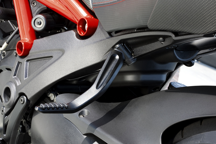 Diavel folding passenger foot pegs